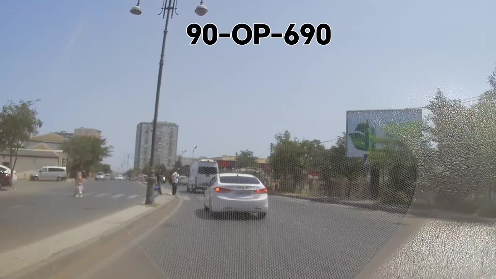 Keçiddə olan piyadalara yol verməyən sürücü təhlükə yaratdı