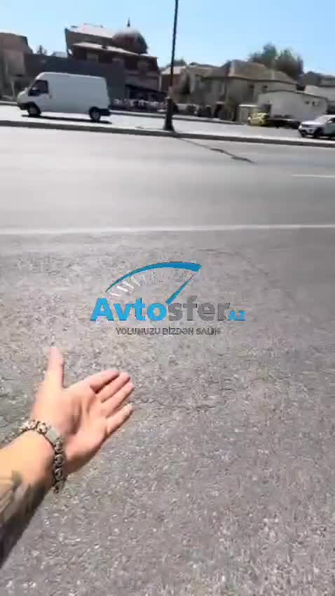 Səkidə avtomobil saxldığı üçün yazılan cərimə ilə razılaşmadı
