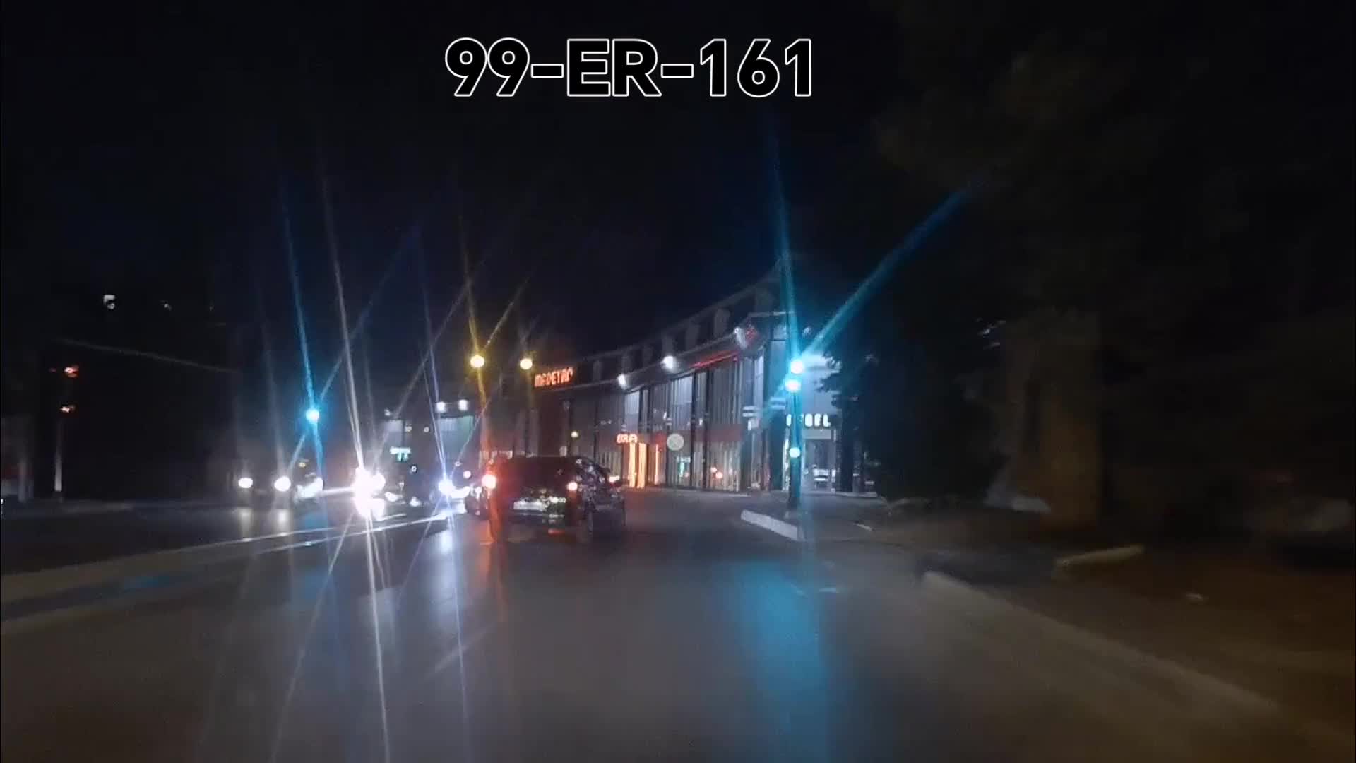 Sürücü güzgüyə baxmadan sağa çıxdı; qəza şəraiti yarandı