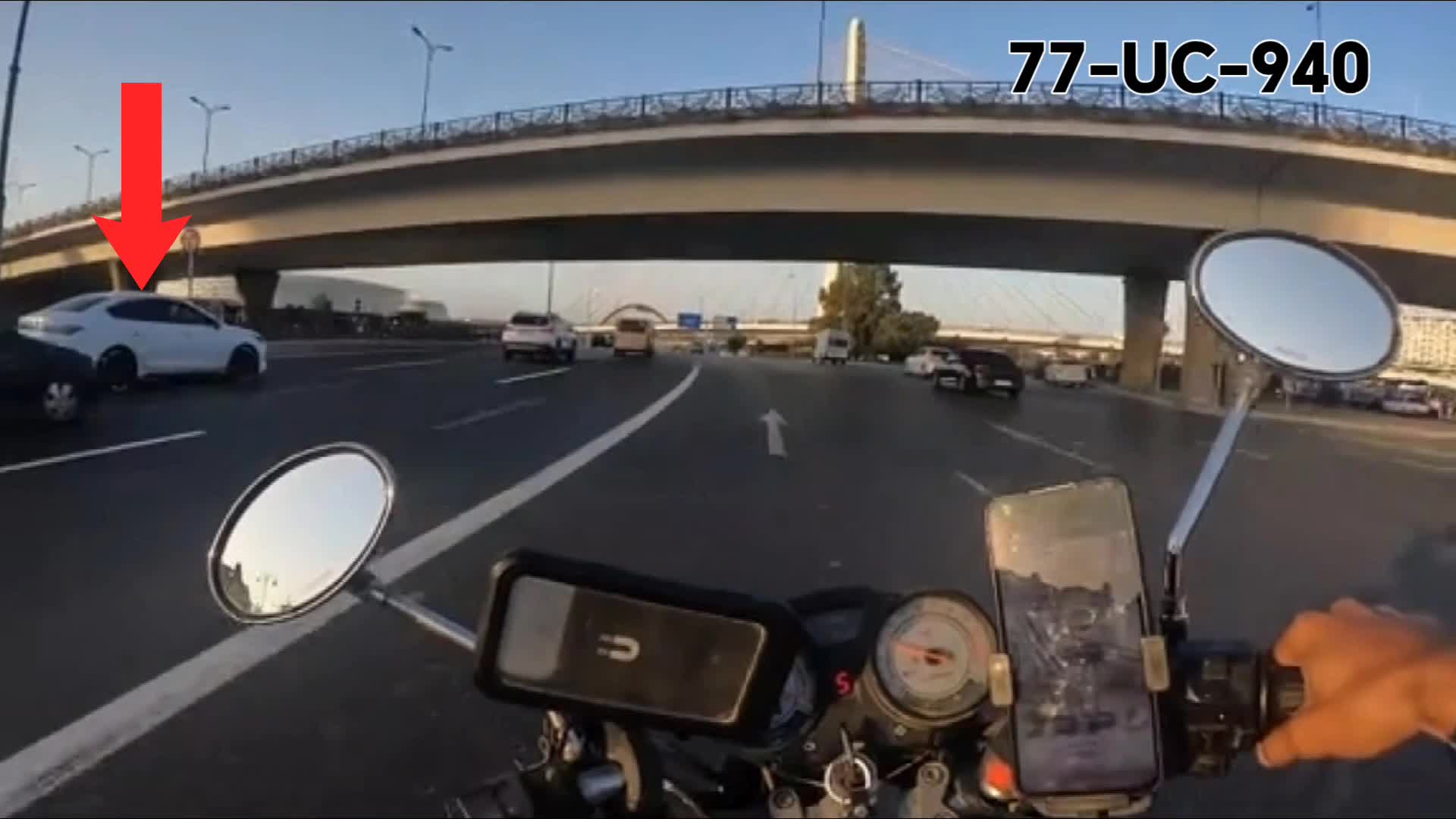 Sürücü sürətli yolda insanlara təhlükə yaratdı