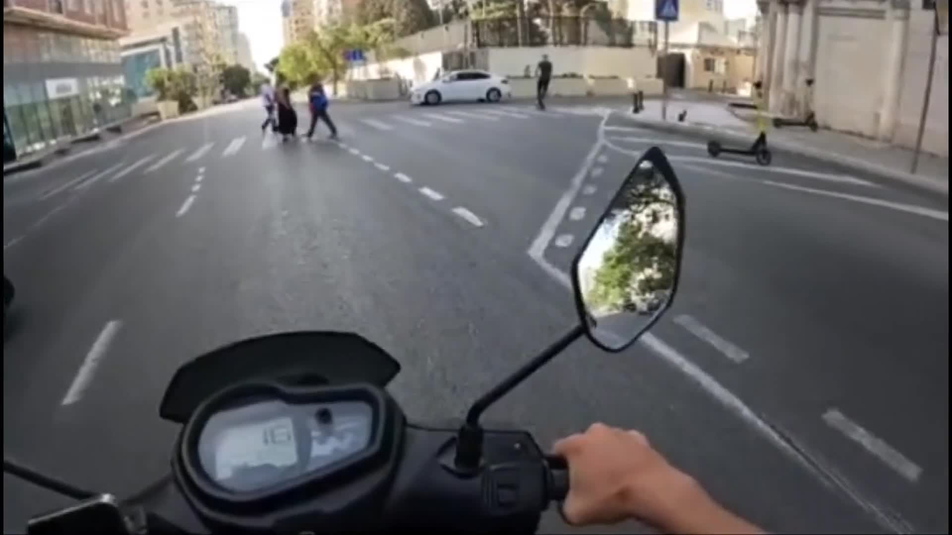 Öz zolağı ilə gedə bilməyən sürücü motosikleti sıxışdırdı