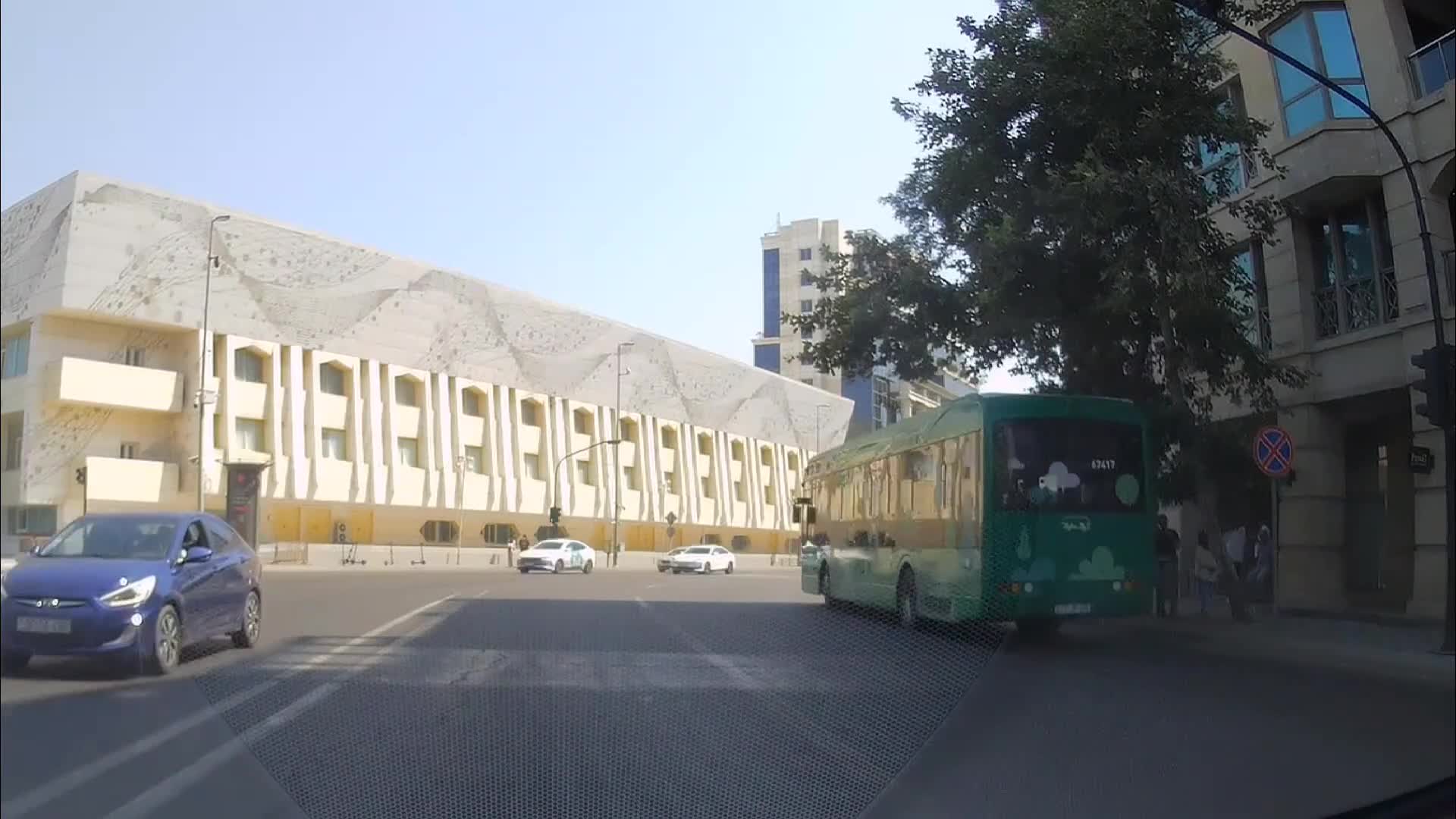 Yol nişanlarına baxmayan sürücü sola düzgün dönə bilmədi