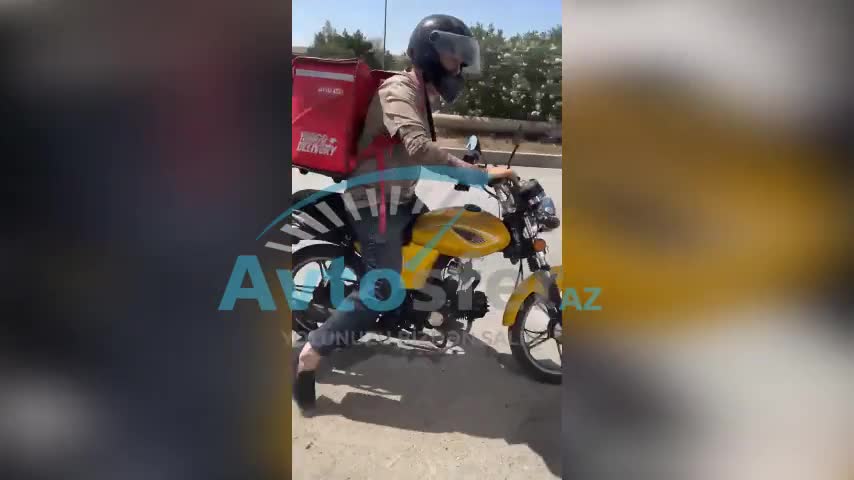 Motokuryer maşına təpik atdı