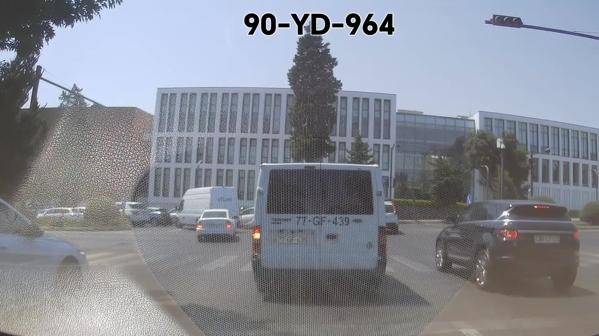 Taksi sürücüsü yaşılda dayandı, qırmızıda sürdü 