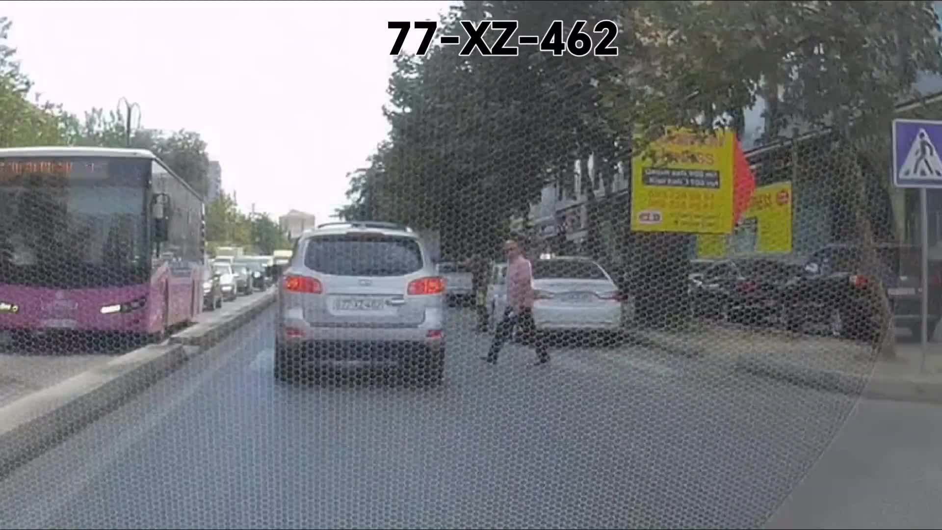 Keçiddəki piyadaya əhəmiyyət verməyən sürücü