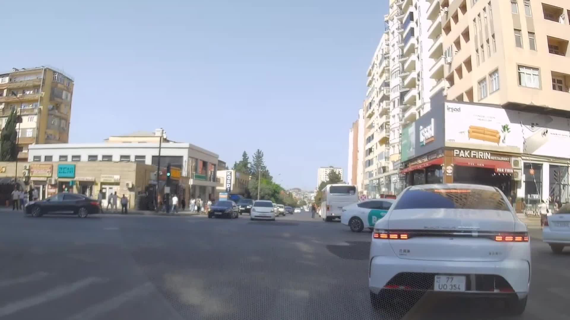 Birinci keçməyə çalışan sürücü 100 manatlıq qayda pozdu