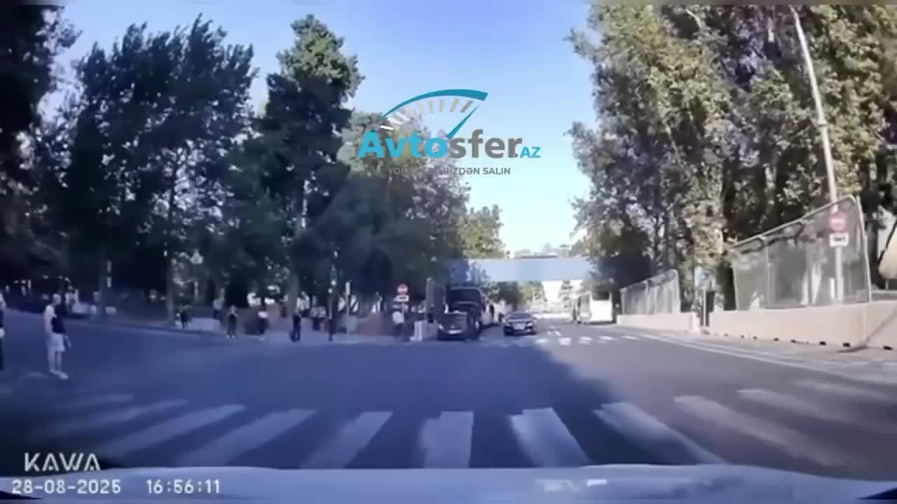 Özünü maşının önünə atan piyada sürücünü qəzəbləndirdi