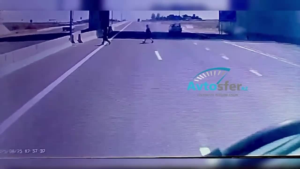 Qadın piyada “TIR”ın altında qalmaqdan son anda xilas oldu 