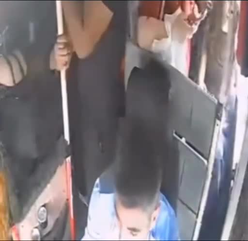 Avtobus sürücüsü sərnişinləri xilas etdi 