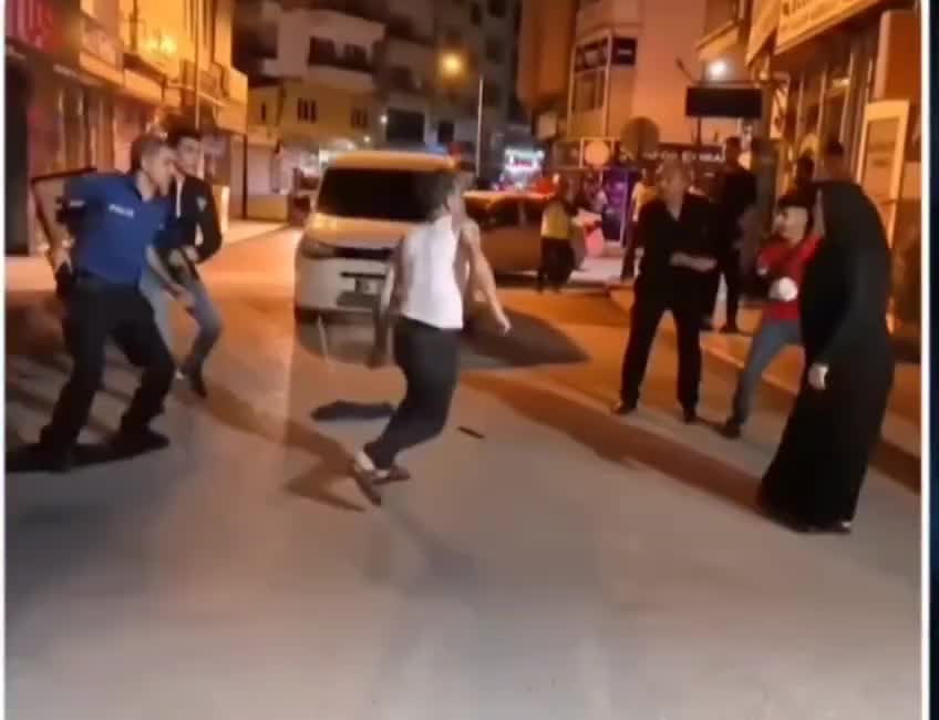 Başqaları ilə dava edən ata və oğlu polislərə bıçaqla hücum etdi