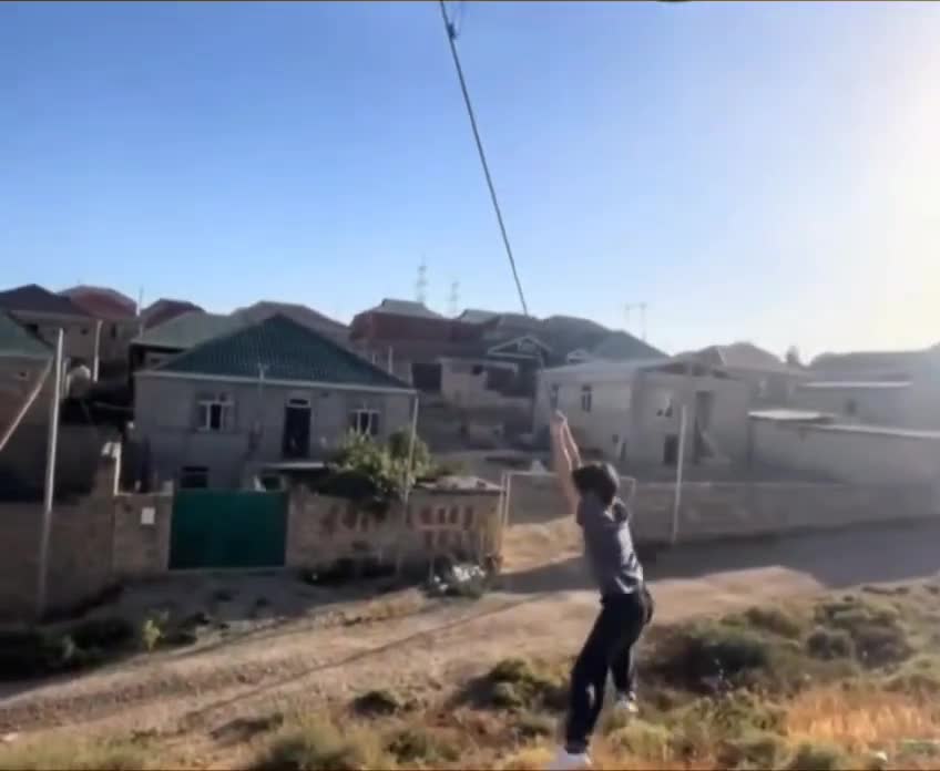 Yeniyetmə dirəkdən qopan elektrik naqilindən sallaşdı