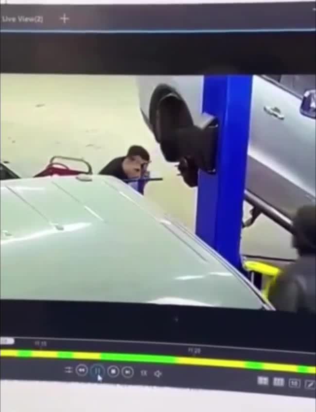 Ustanın əlindən çıxan vintaçan gözünə girdi