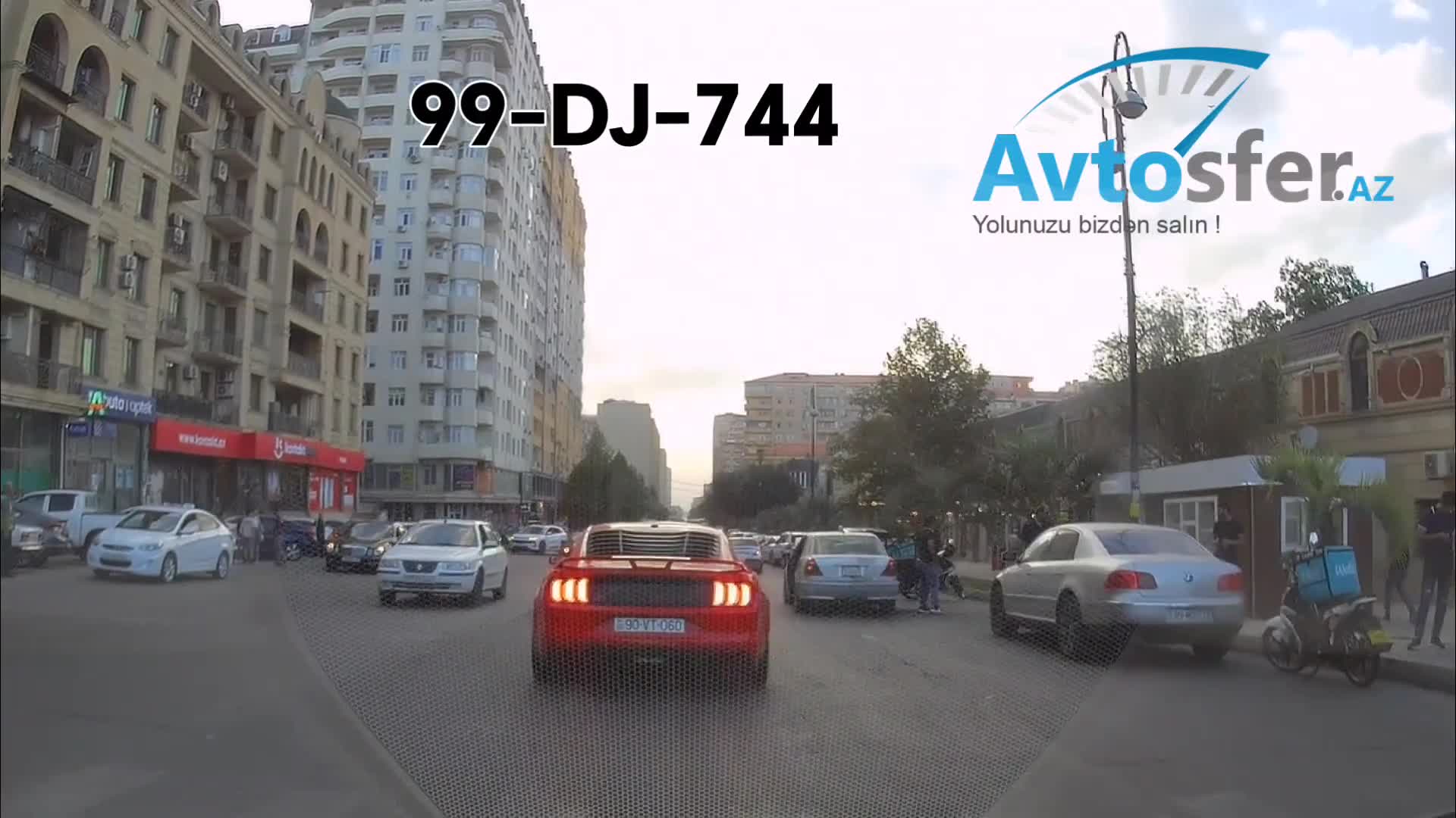 Sağda boş yeri qoyub yolun ortasında dayandı