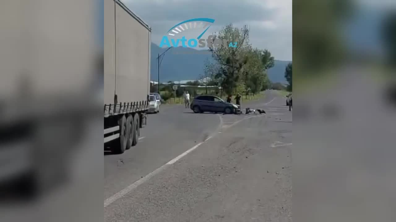 Qaxda iki “KIA” toqquşdu, biri dərəyə yuvarlandı 