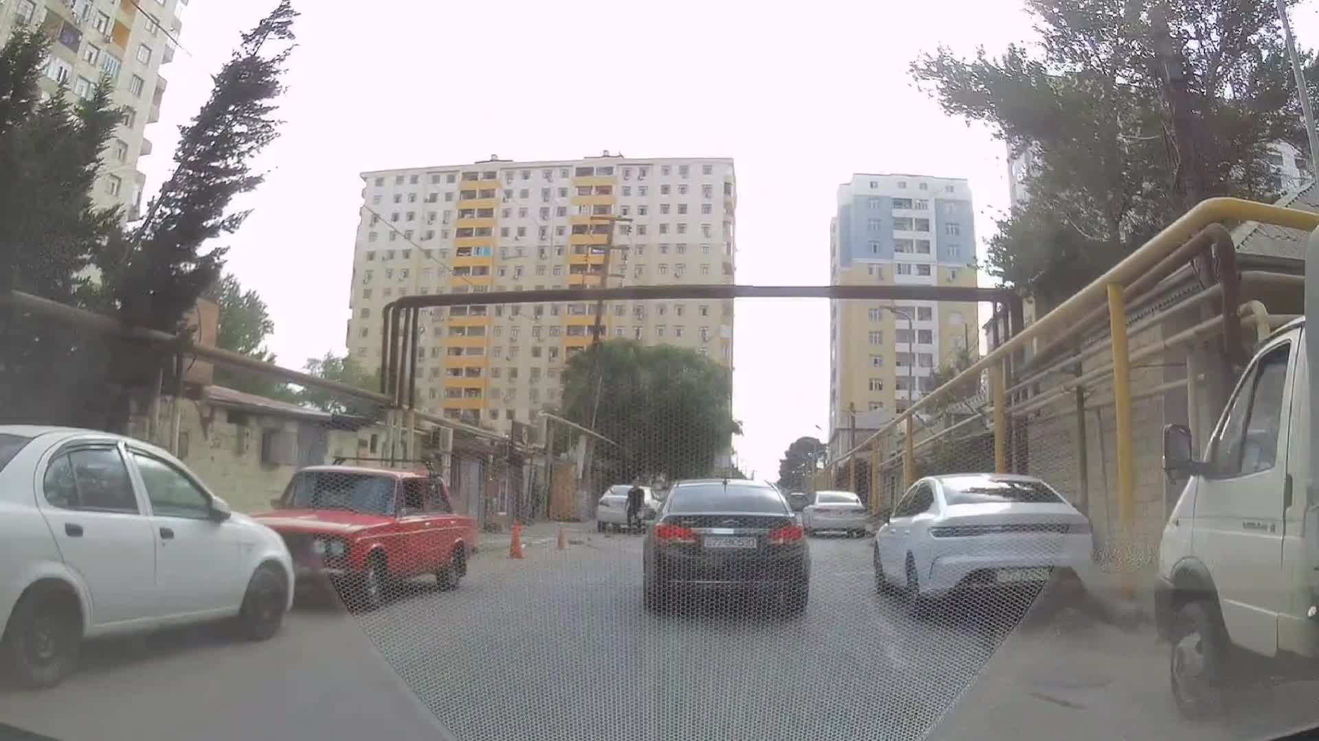 Nə dayanan kimi dayanır, nə də sürür
