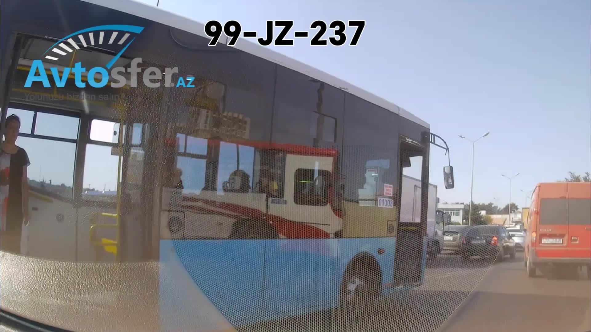 Avtobusun qapılarını açıb sərnişin daşıyır