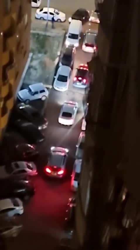 Bu küçədə yol üstündə hər gün sürücülər dava edir