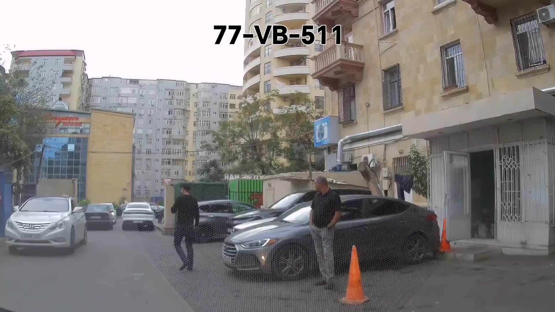 Nişan sola dönməyi məcbur edir, sürücü isə sağa döndü