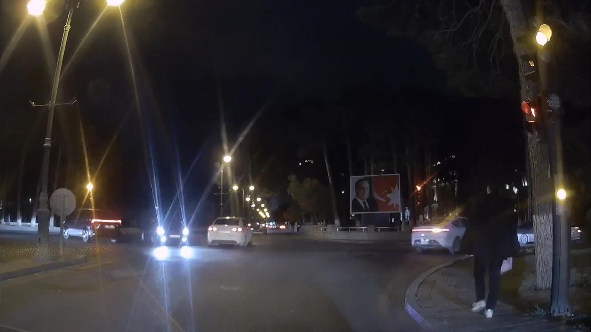 Svetofora baxmayan sürücü qırmızı işıqda keçdi