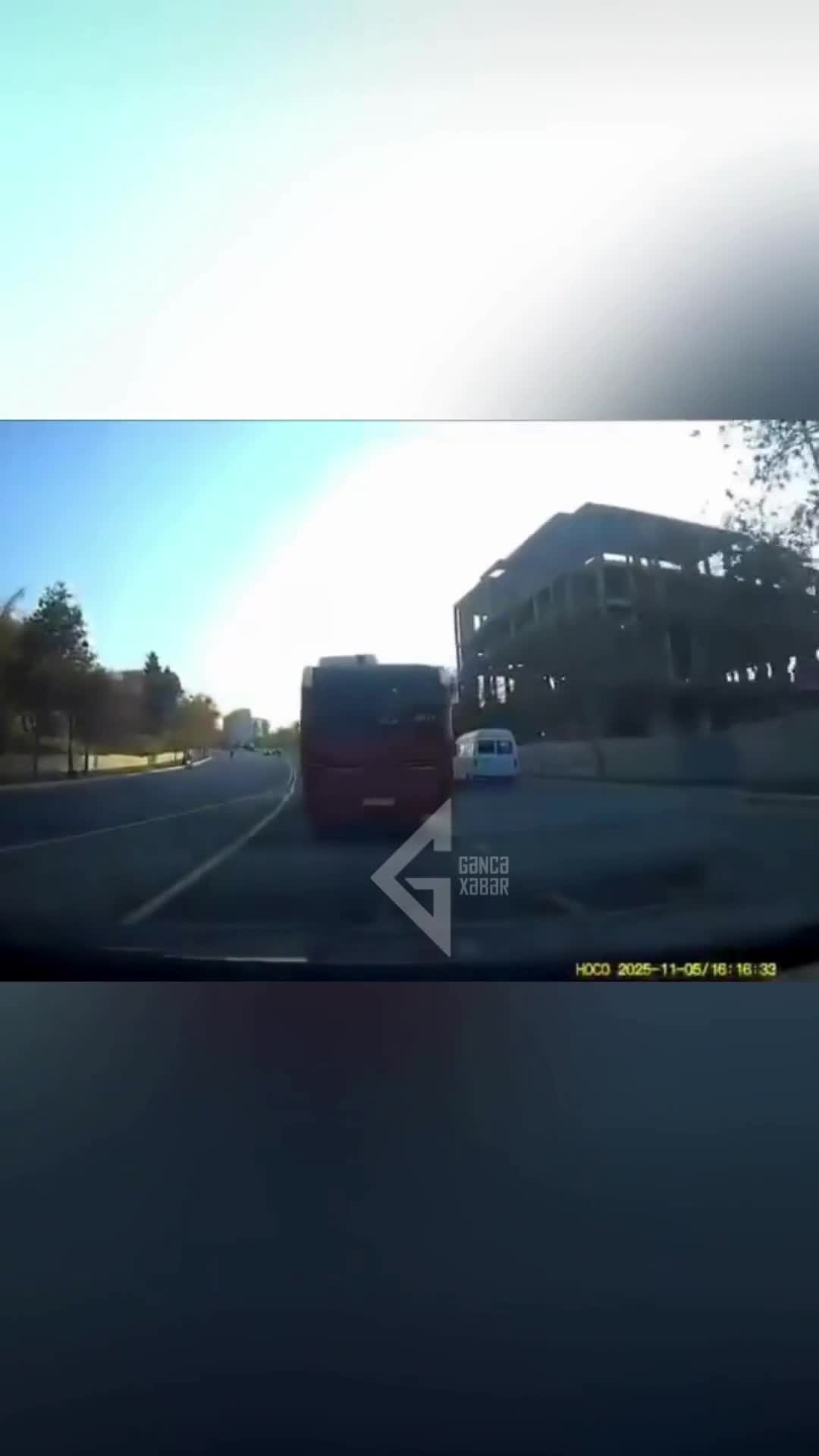 Gəncədə avtobus qəza şəraiti yaratdı