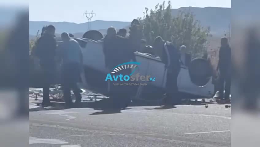 Təkəri partlayan “VAZ” yolun ortasında aşdı, sürücü yaralandı