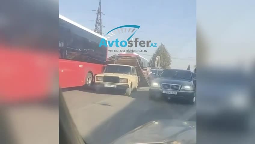 Yük daşıyan avtomobil qəza törətdi, avtobuslara ziyan dəydi