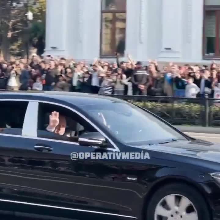 Liderlər paradı izləyənlərlə belə sağollaşdı 