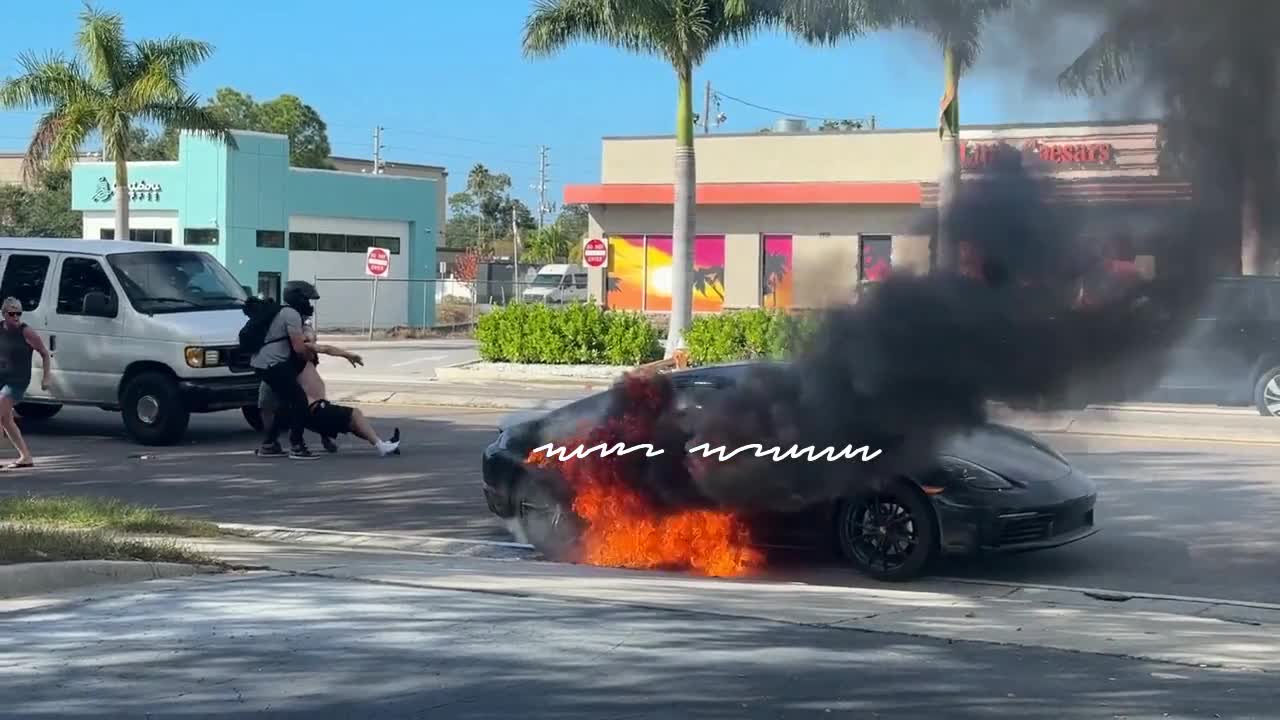 Hərəkətdə olan “Porsche” yandı