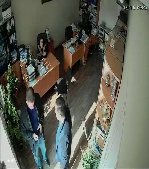 Avtobus qarajına daxil olan şəxslər işçiləri təhqir etdi