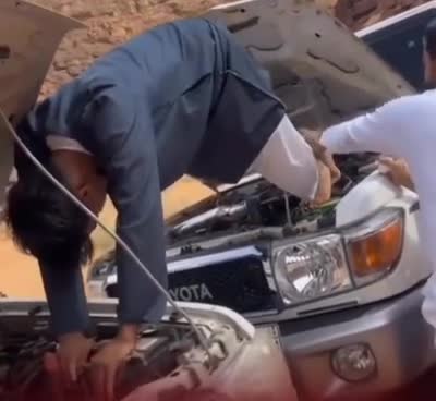 Xarab olan maşını işə salmaq üçün öz bədənindən istifadə etdi