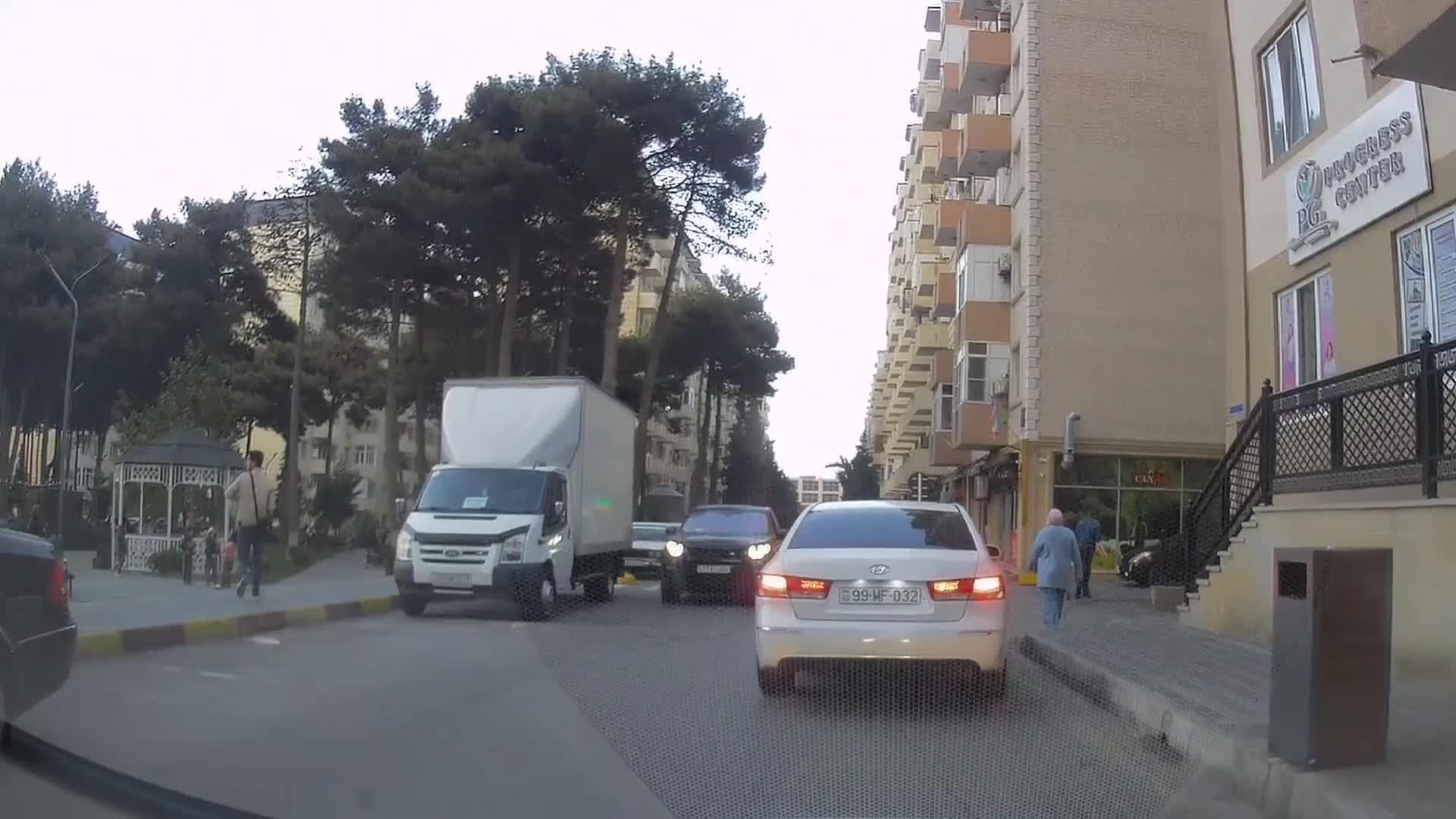 Azyaşlı uşağını sükan arxasına keçirən sürücü