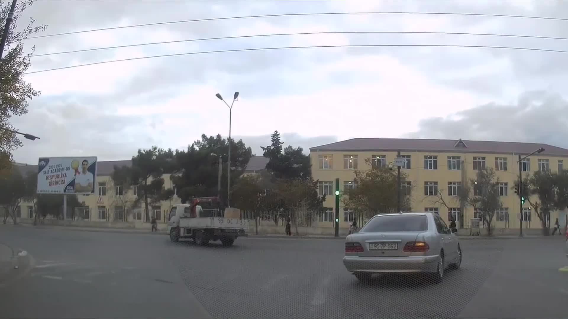 Apardığı zibilləri yola dağdıb getdi