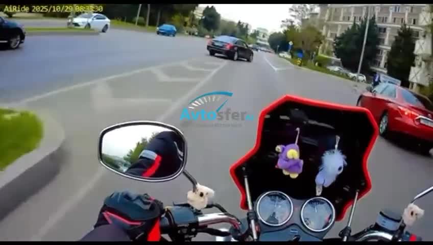 Təhlükəli manevr edən sürücü motosikletə qəza şəraiti yaratdı 