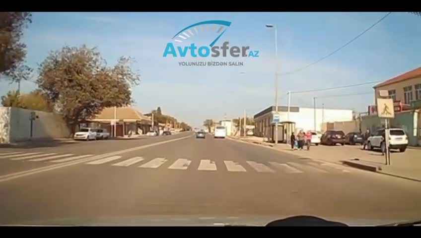 Zabratda gənc qız maşının önünə atıldı