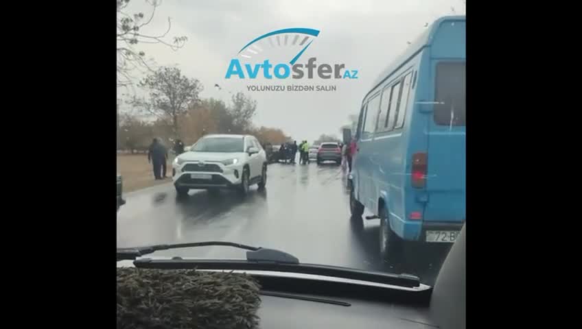 Toj kortejində zəncirvari qəza: Üç avtomobil toqquşdu