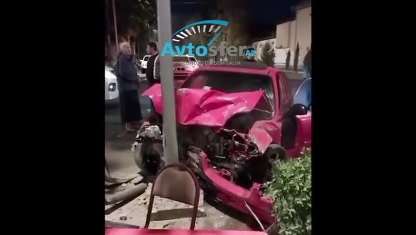 Göyçayda qəza: “Hyundai” “VAZ”a çırpıldı, sonra dirəyə dəydi 