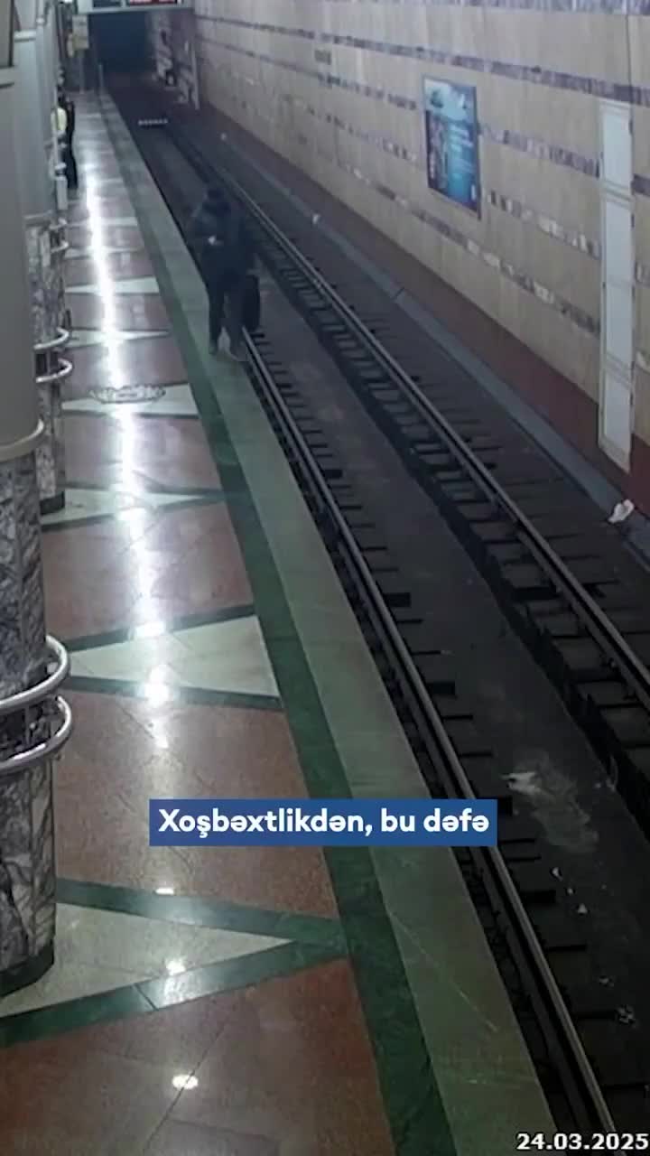Bakı metrosunda qatar relslərinə düşənlərin görüntüləri