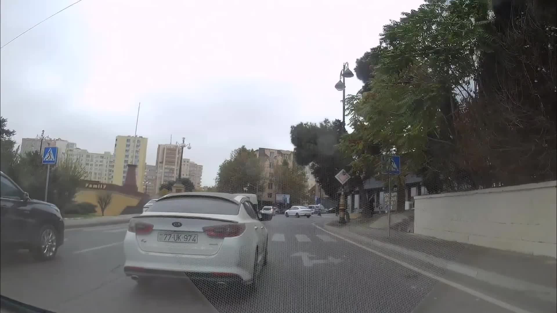 Sürücü yolun ortasında tomroz verib sağa döndü