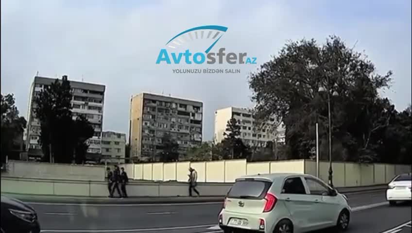 Avtobus sürücüsü maşının qabağını kəsib şüşəsini yumruqladı