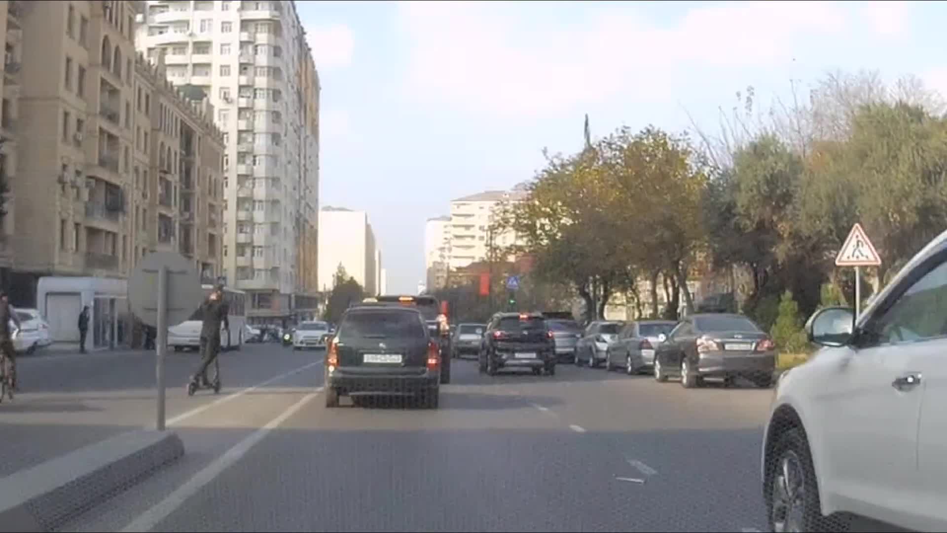 Qulaqcıqla əks yola çıxan skuter sürücüsü ölümdən döndü