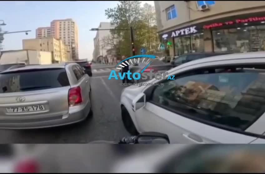Maşını ikinci xətdə saxlayan sürücüyə motokuryer etiraz etdi