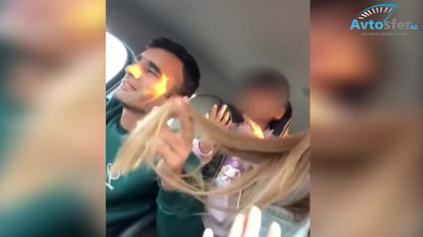 Tiktoka video çəkən sürücü