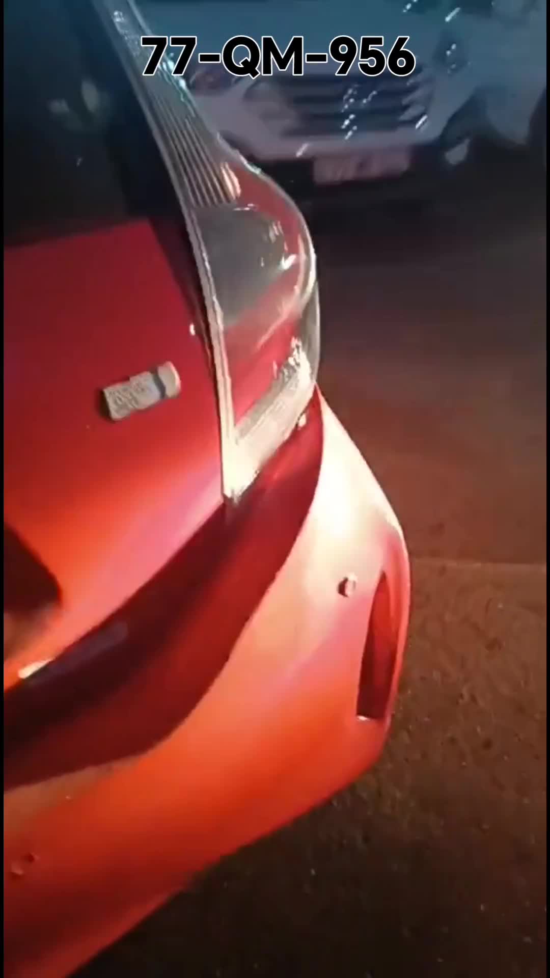 Taksi sürücüsü maşını yolun ortasına atıb getdi