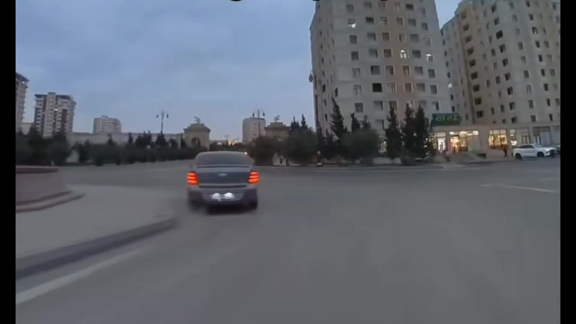 Düzgün dönməyən sürücü maşını dairəyə çırpdı