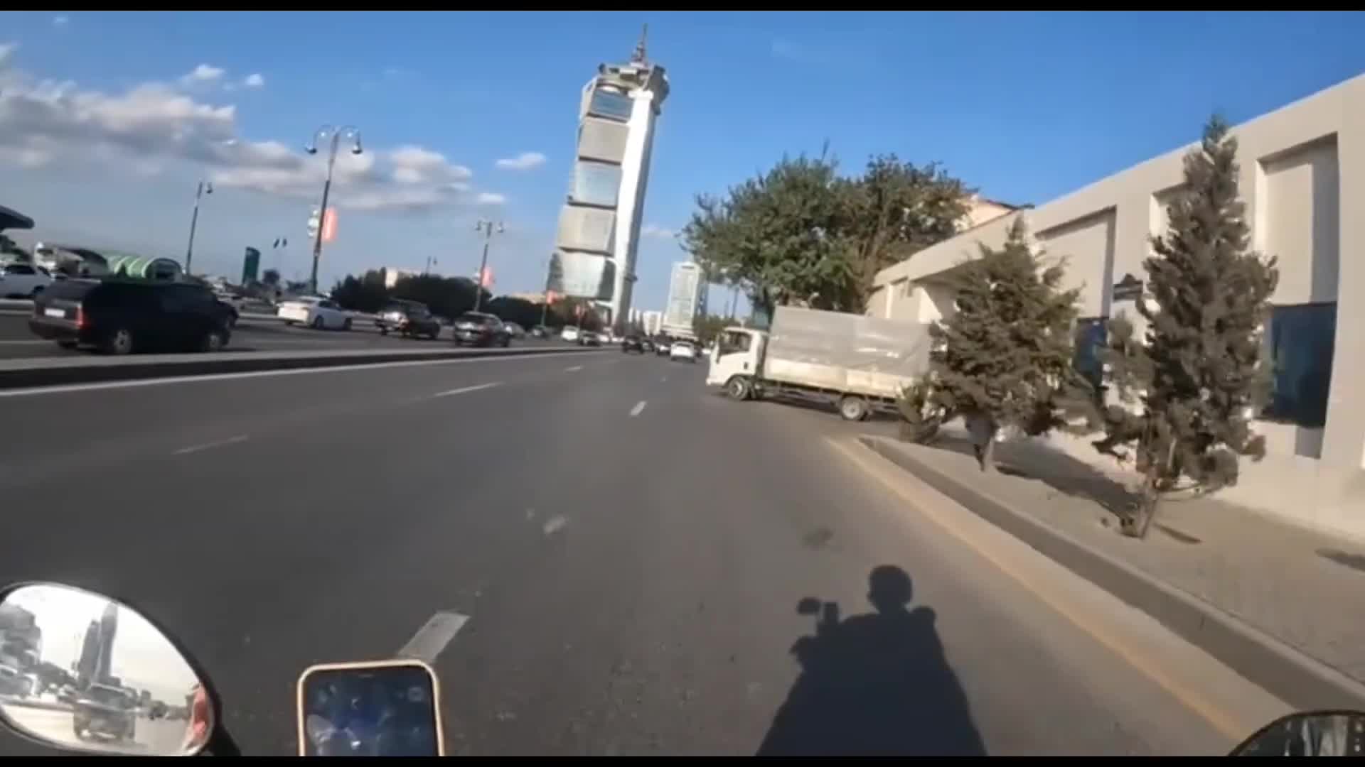 Yola qəfildən çıxan yük maşını motosikletçiyə təhlükə yaratdı