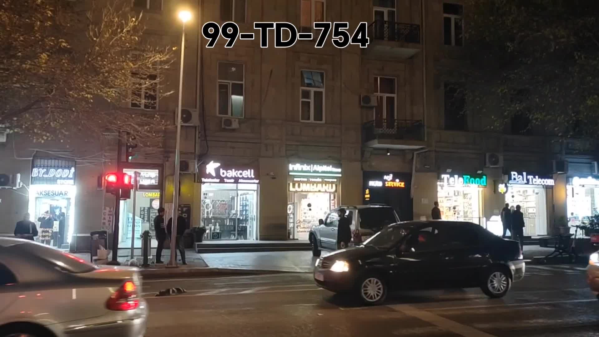 Maşını səkidə park edib piyadaların yolunu kəsdi 