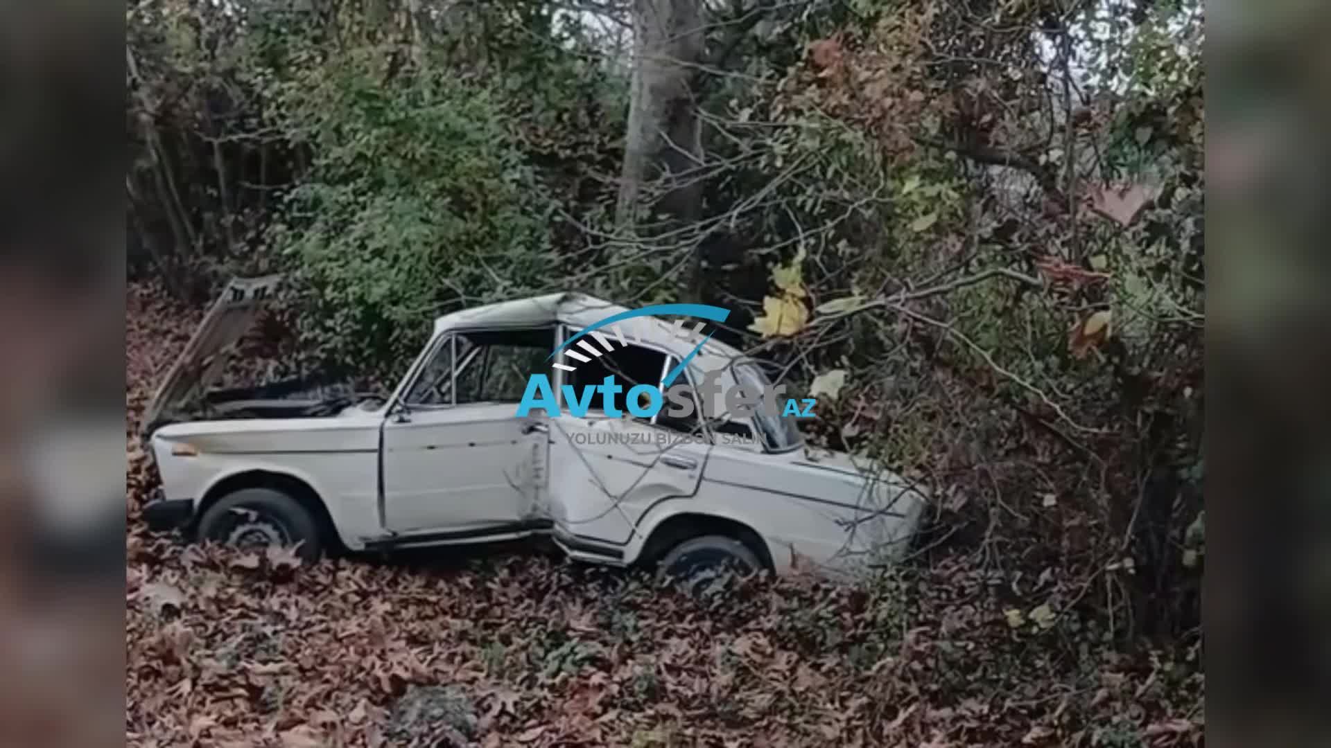 Ağır qəza: Ağaca çırpılan “VAZ” iki yerə qatlandı 