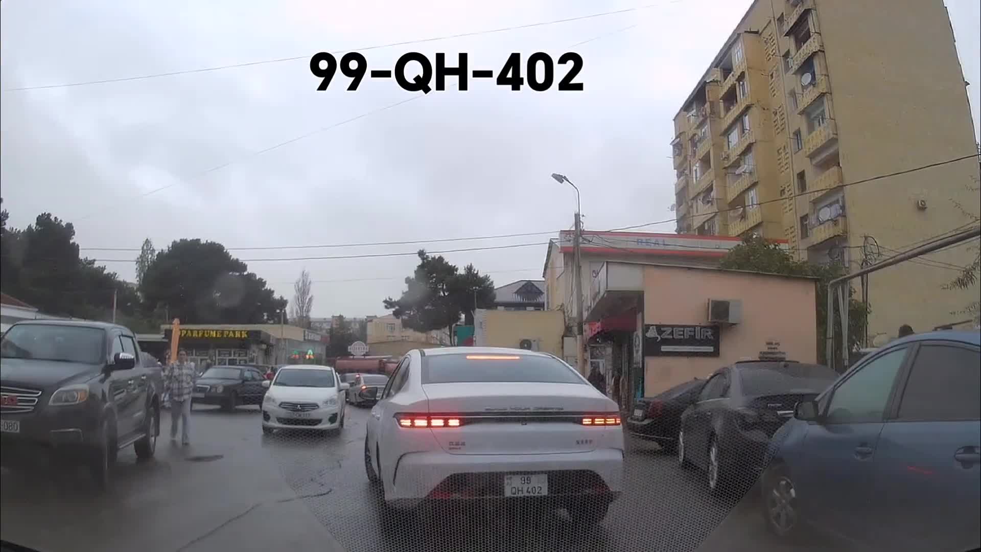 İkinci cərgədə yolu kəsən sürücü 