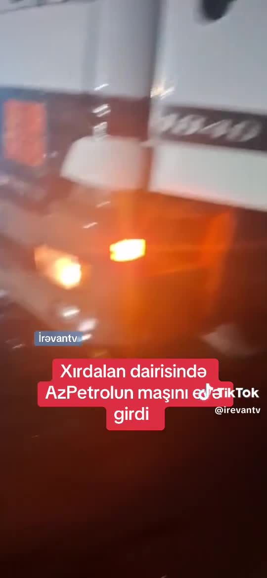 “Azpetrol”un yanacaq daşıyan yük avtomobili “evə girdi”