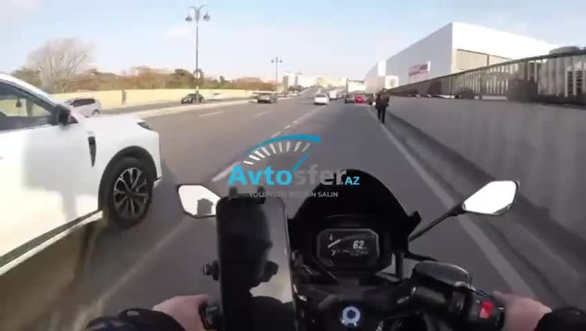 Qayda pozan “Prius” və ondan geri qalmayan motosiklet toqquşdu